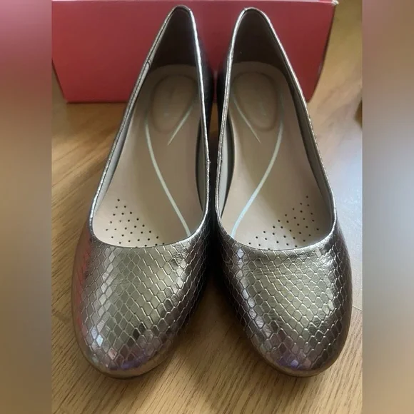 Easy Spirit Silver Textured Heels - Picture 3 of 7